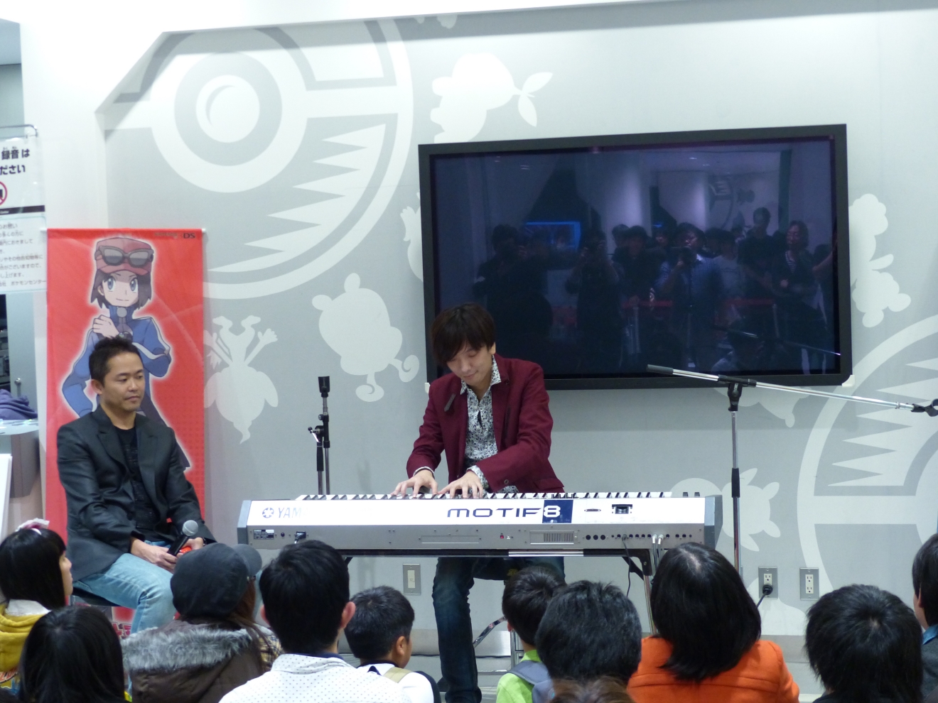 增田氏开心地用智能手机拍摄景山氏热情演奏的场景