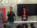 与会场粉丝交流并展露笑容的增田氏