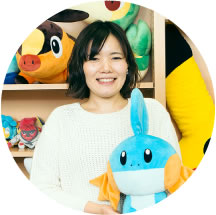 大奈路 まりな（Marina Ohnaro）——2012年度入社 开发本部 商品部（社会学部毕业）