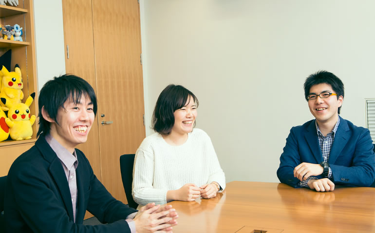 座谈会成员亮出各自书写的未来目标手写板