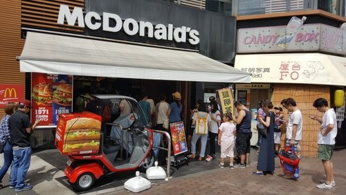東京都内のマクドナルド。ポケモンGOで遊ぶ人たちで、レジに並ぶ列も長くなった