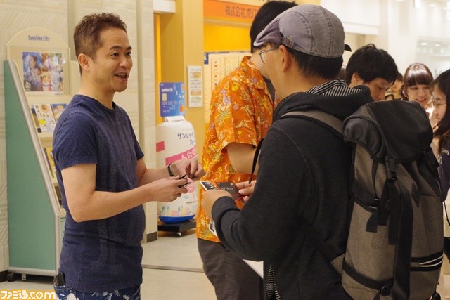 增田顺一、大森滋、岩尾和昌向抽选排队的训练家们致意