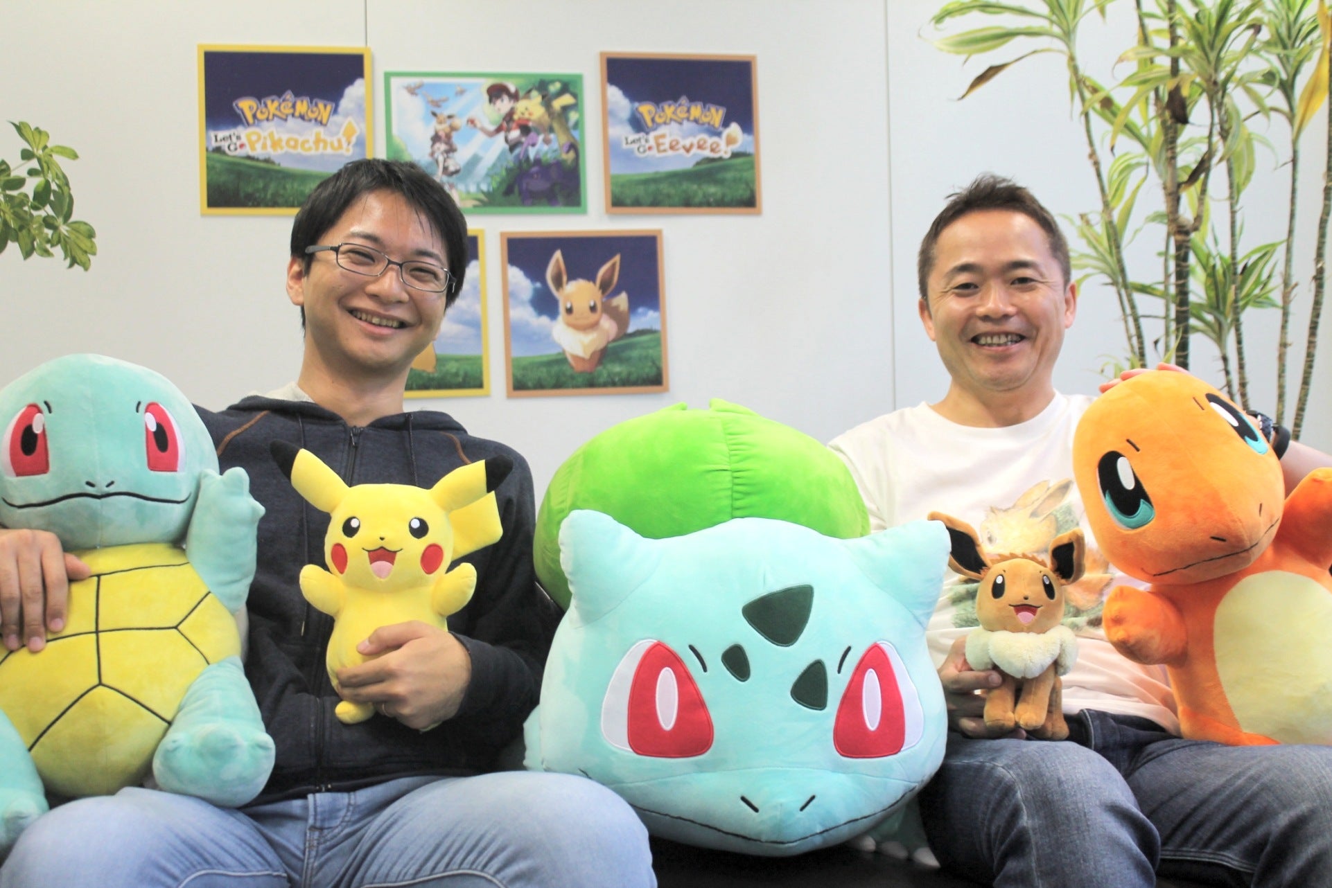 Director Junichi Masuda und 3D Map Design Leader Kensaku Nabana von Game Freak mit ihren Lieblings-Pokémon.