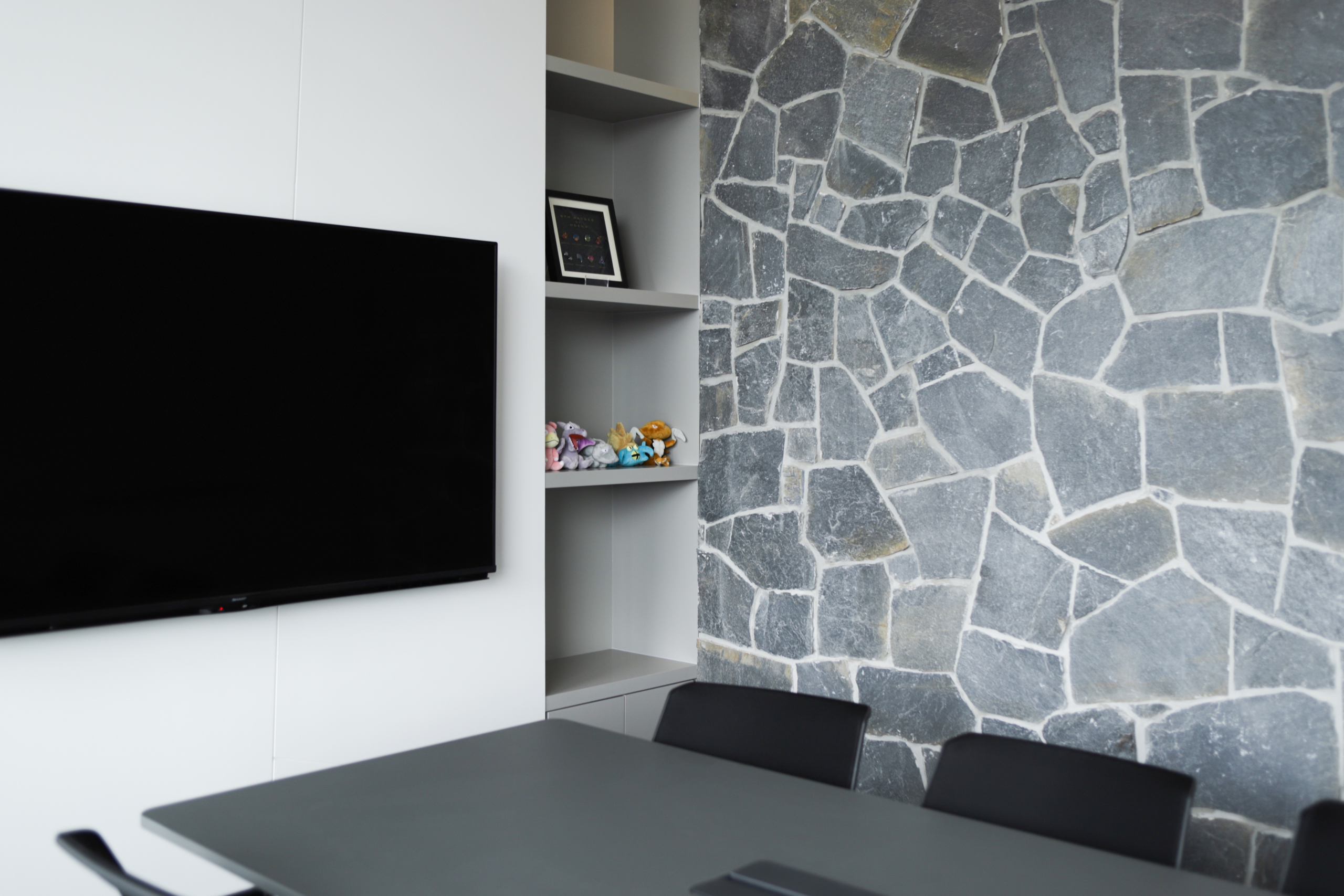 自然质感的长椅与交流角落