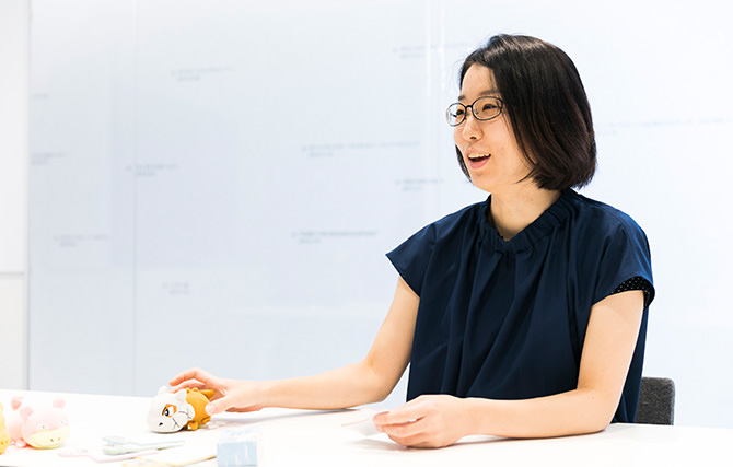 E.K. 在双屏工作站前构建清晰直观的游戏操作界面流与信息层级