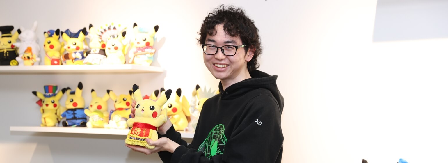 在工位上推进卡牌赛事舞美与宣发物料设计